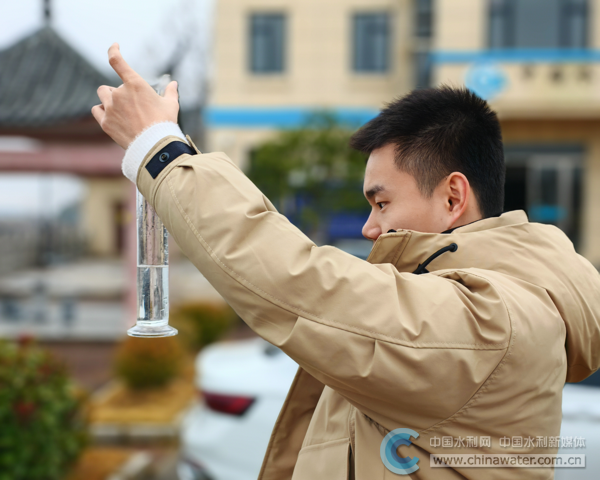 信江饶河中心石镇街水文站值班人员观测降水量